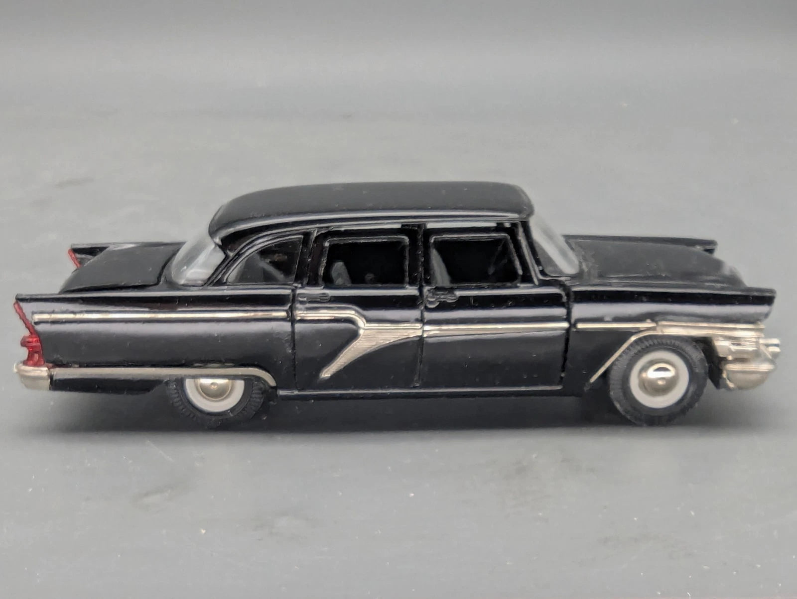 Modellautos 1:43 Agat / Tantal / Radon / Saratov A15 GAZ-13 Chaika Möwe mit OVP