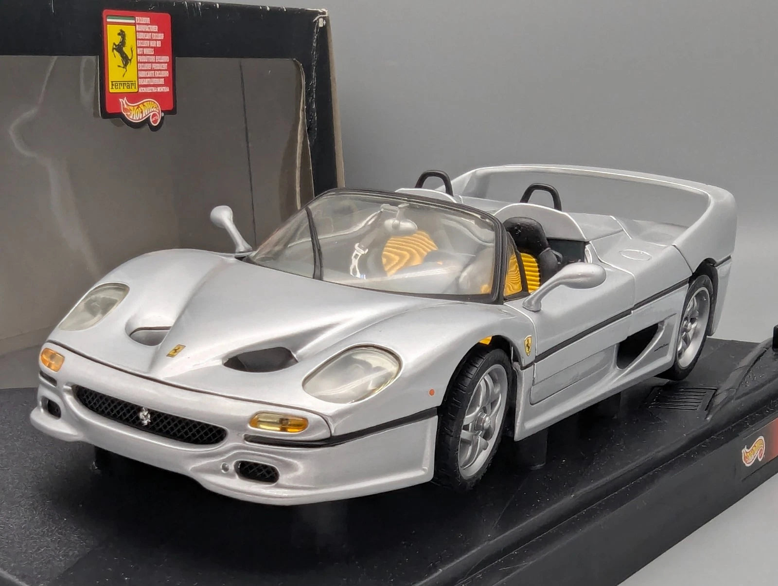 Modellautos 1:18 Hot Wheels Ferrari F50 Spider Silber mit OVP