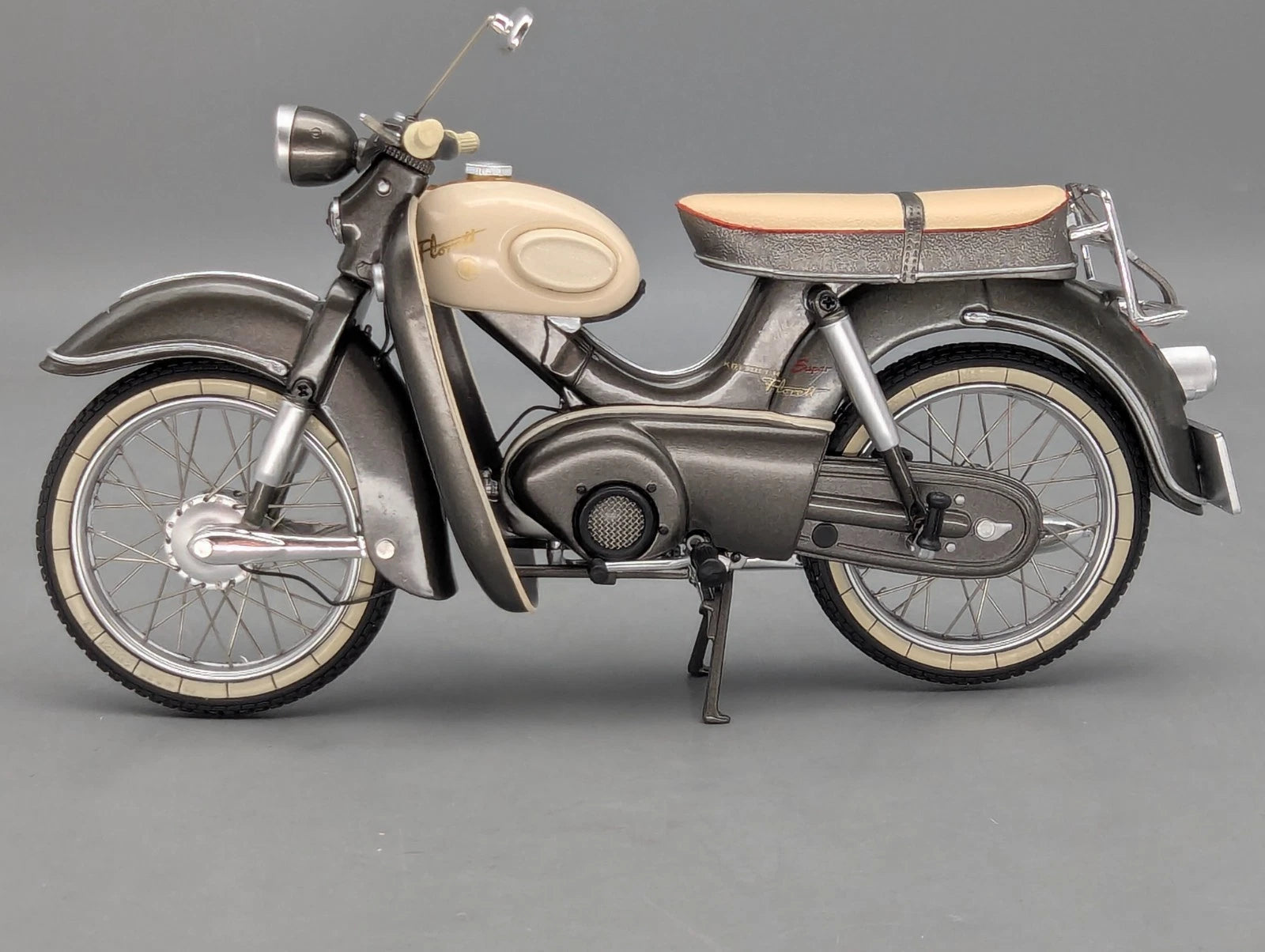 Motorrad Modell 1:10 Schuco Kreidler Florett Super mit Beinschild Grau mit OVP