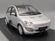 Modellautos 1:18 Kyosho Smart Forfour Starlight Silver mit Dealer OVP