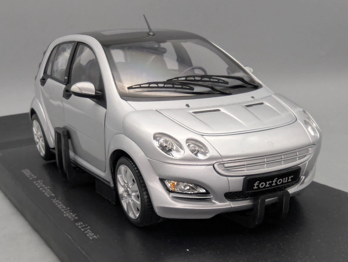 Modellautos 1:18 Kyosho Smart Forfour Starlight Silver mit Dealer OVP