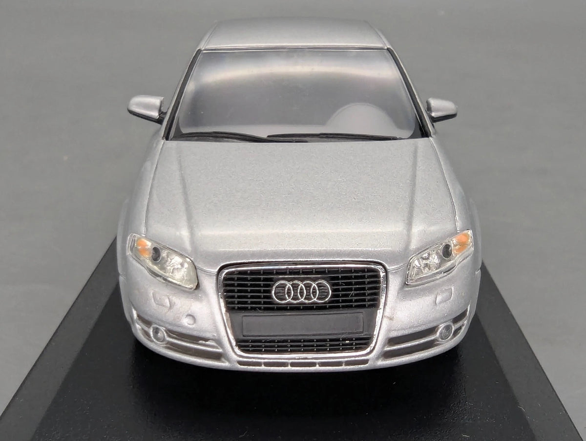 Modellautos 1:43 Minichamps Audi A4 B7 Avus Silber Metallic mit Dealer OVP