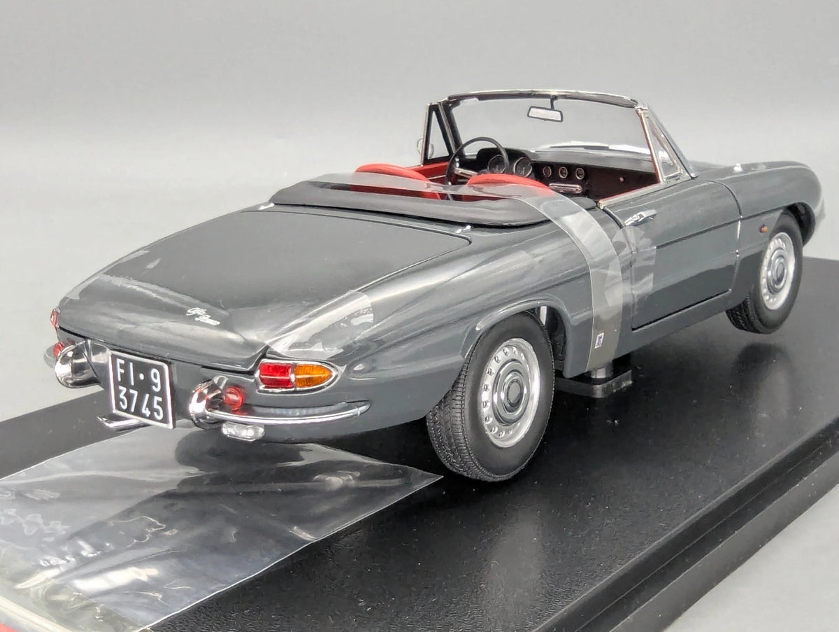 Modellautos 1:18 Touring Modelcars Alfa Romeo Duetto Spider 1966 Grau mit OVP