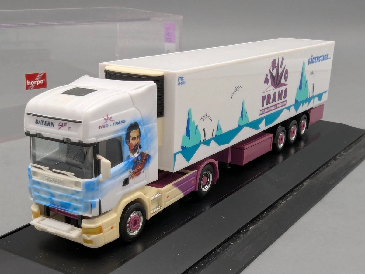 Lkw Modell 1:87 Herpa Scania Kühlkoffersattelzug Trio Trans mit Vitrine