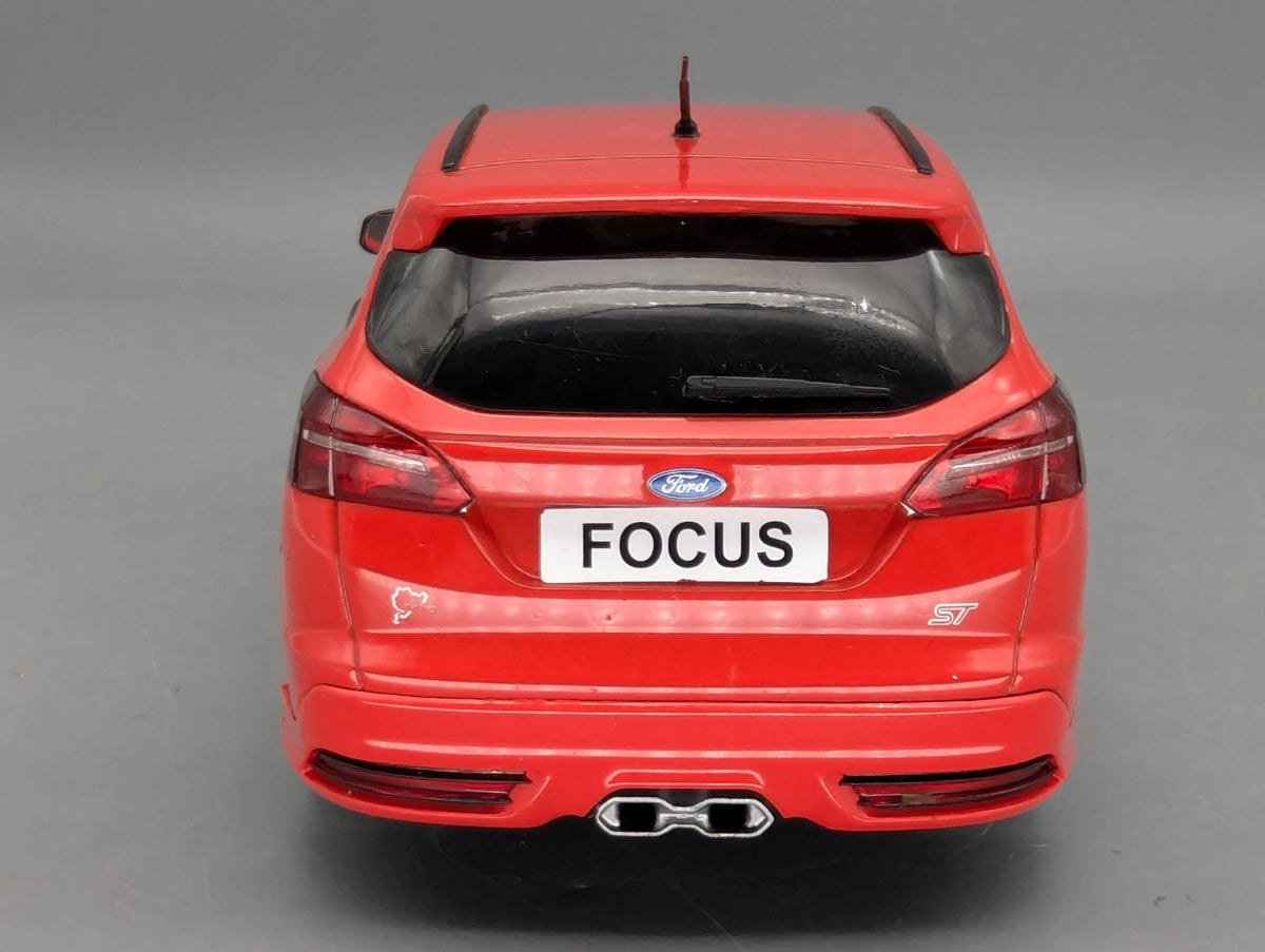 Modellautos 1:18 MCG Modelcar Group Ford Focus mit Vitrine