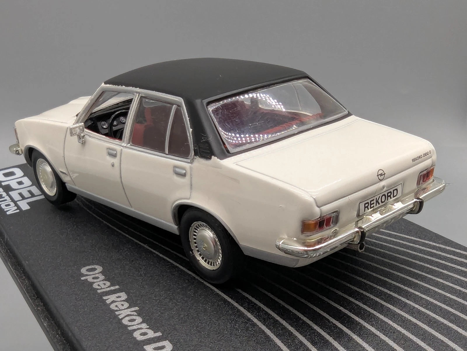 Modellautos 1:43 Ixo für Eaglemoss Opel Collection Rekord D 2,1 Liter Vitrine