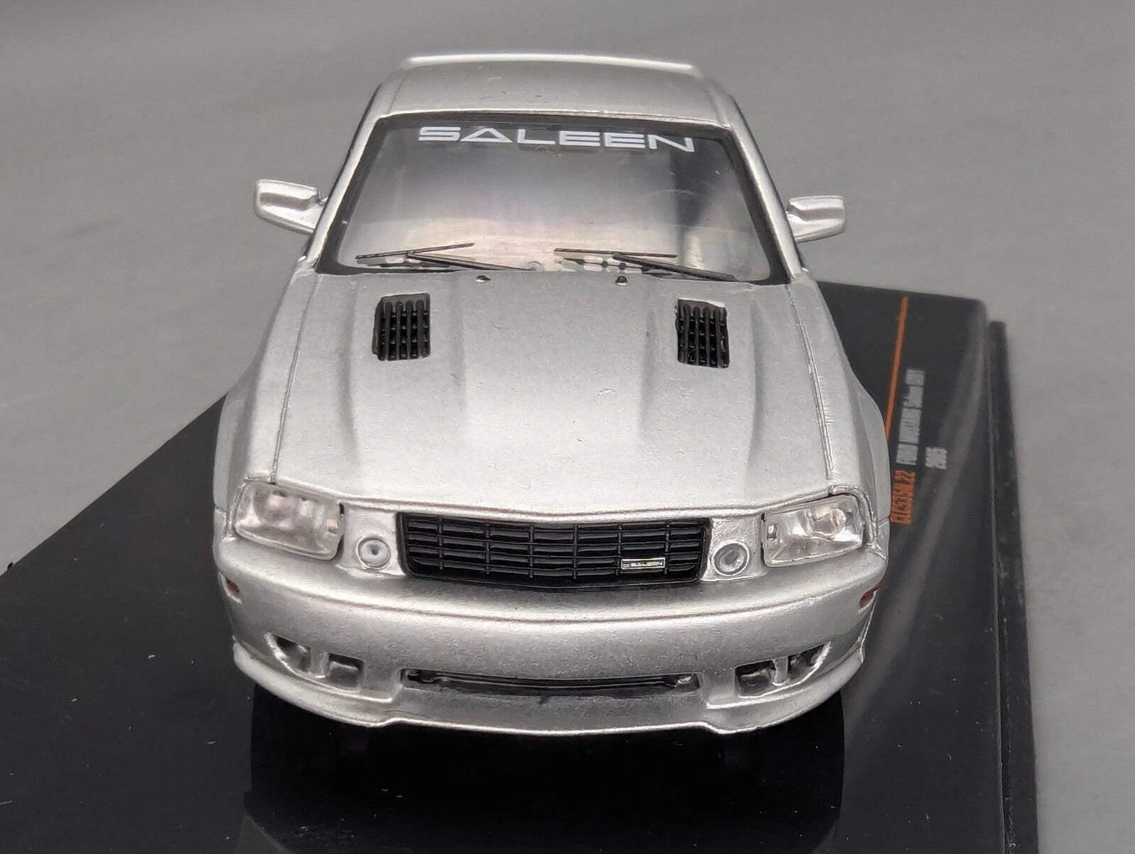 Modellautos 1:43 Ixo Ford Mustang Saleen S281 2005 mit Vitrine