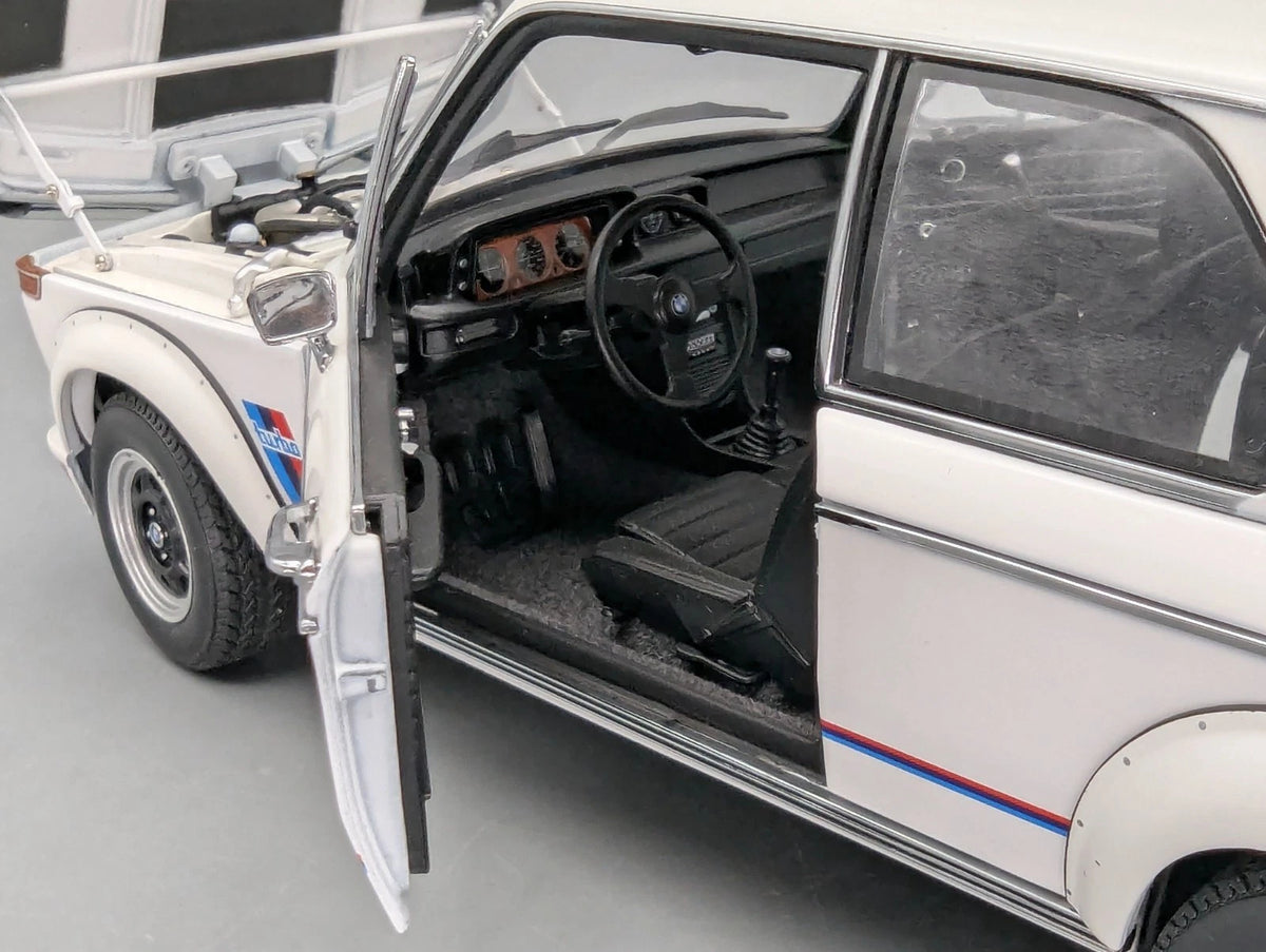 Modellautos 1:18 AUTOart Millenium 70501 BMW 2002 Turbo White mit OVP