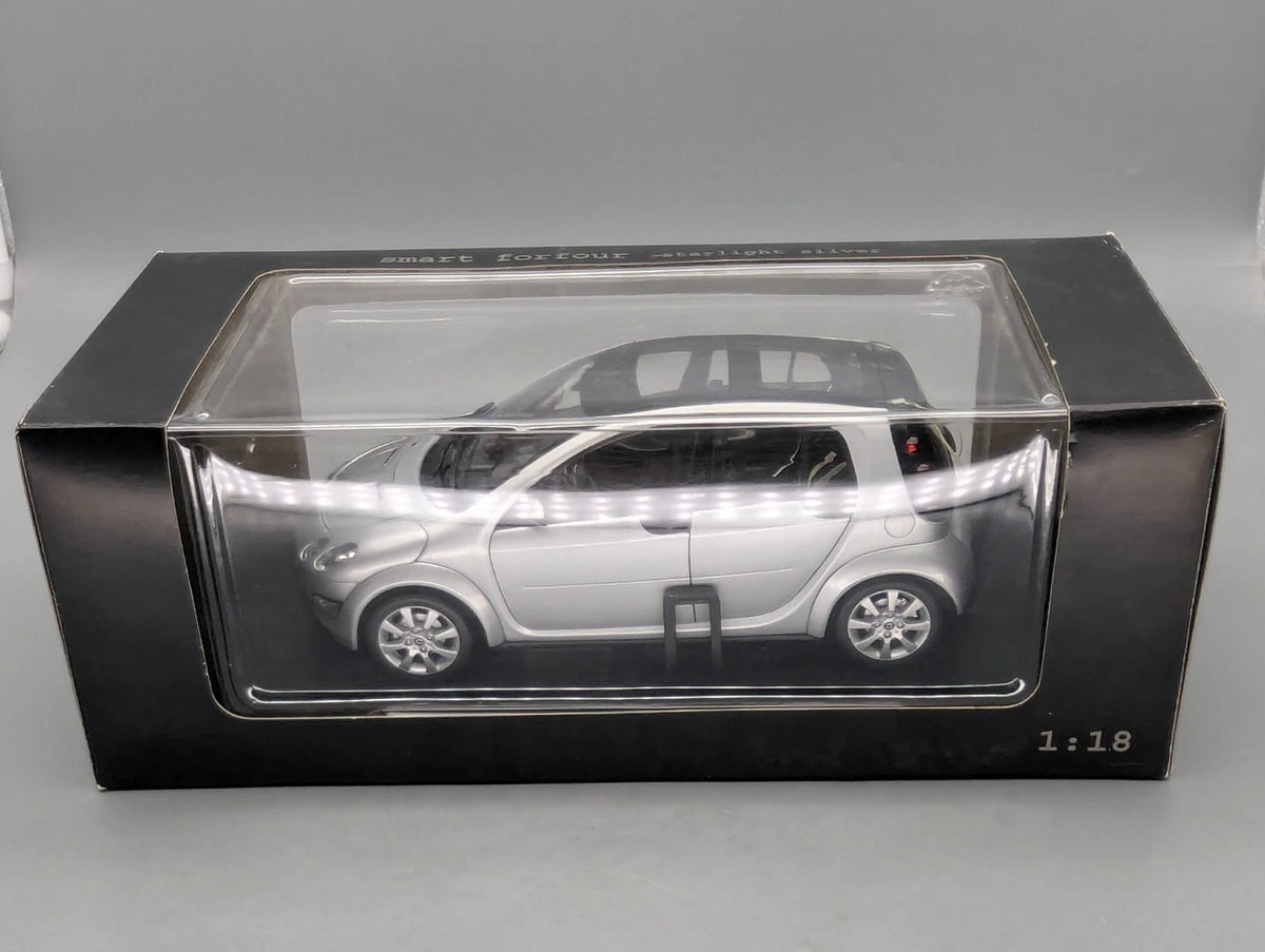 Modellautos 1:18 Kyosho Smart Forfour Starlight Silver mit Dealer OVP