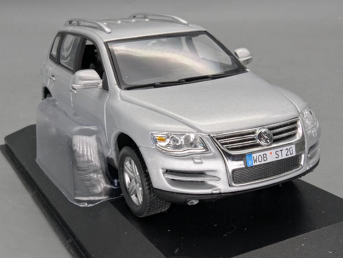 Modellautos 1:43 Minichamps Volkswagen VW Touareg Silber Metallic mit Dealer OVP