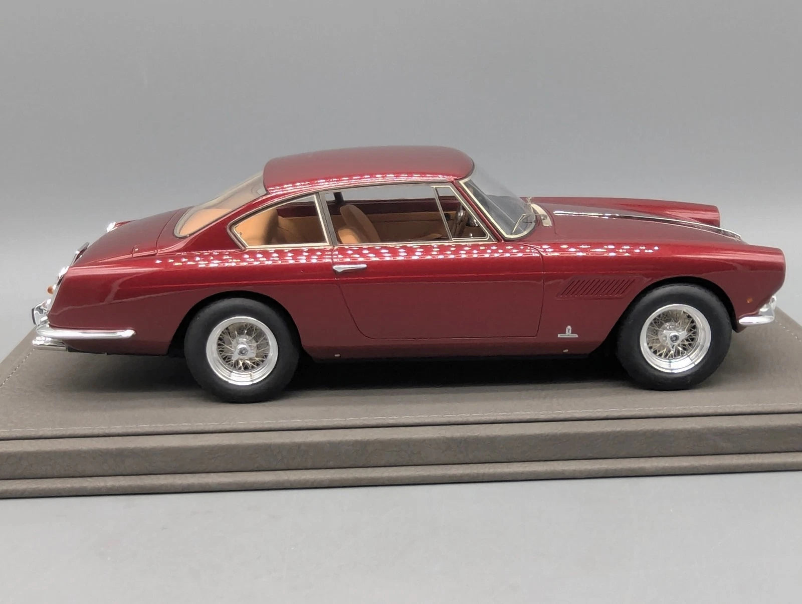 Modellautos 1:18 BBR Ferrari 250 GTE 2+2 1960 Ltd 01/63 Lederplatte Vitrine OVP