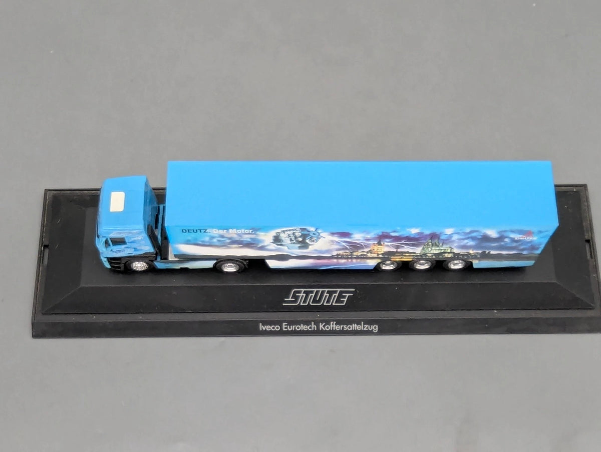 Lkw Modell 1:87 Herpa Iveco Eurotech Koffersattelzug Deutz Stute mit Vitrine