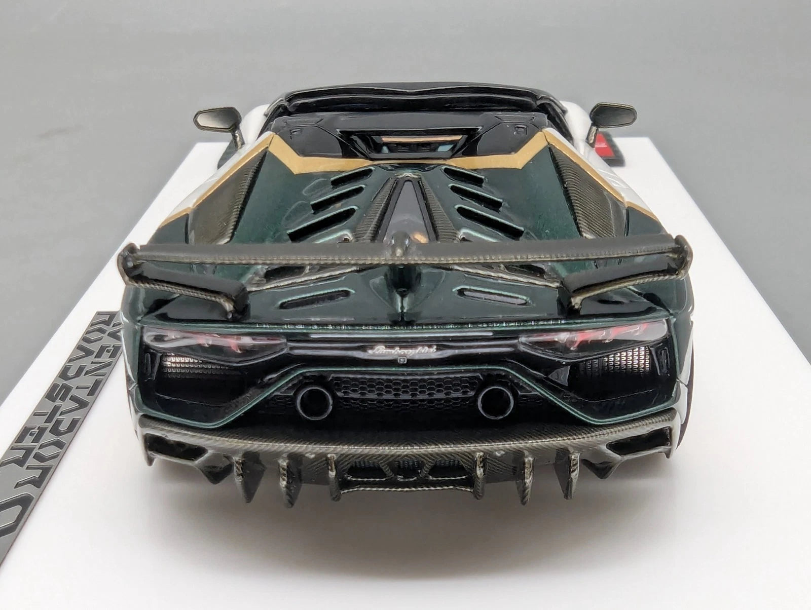 Eidolon Make Up 1:43 Lamborghini Aventador SVJ Roadster Weiß Grün Ltd 39/100 OVP