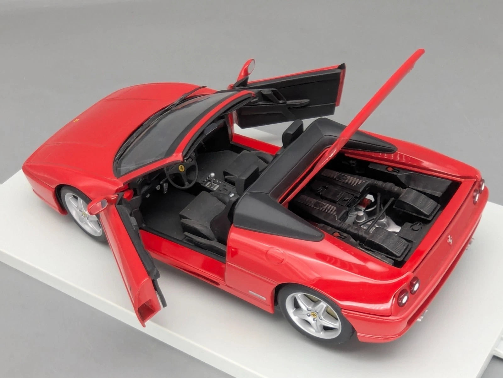 Modellautos 1:18 UT Models Ferrari F355 Spider 1994 Rot mit OVP