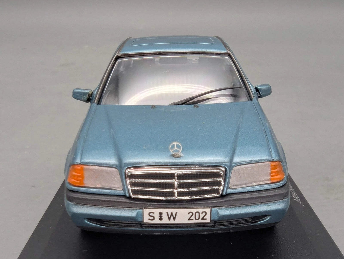Modellautos 1:43 Minichamps Mercedes Benz C220 Hellblau Metallic mit Dealer OVP