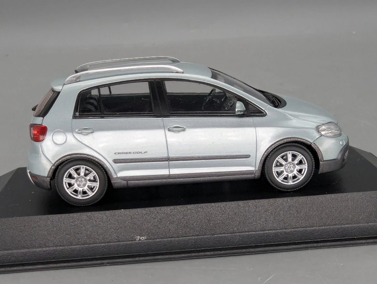 Modellautos 1:43 Minichamps Volkswagen VW Cross Golf Iceblue Metallic Dealer OVP