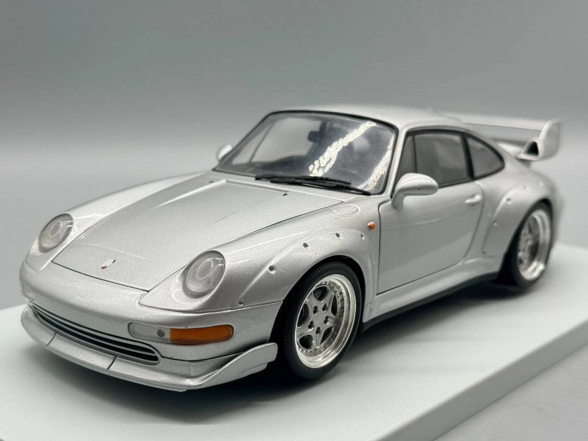 Modellautos 1:18 UT Models Porsche 911 GT2 Silber mit OVP