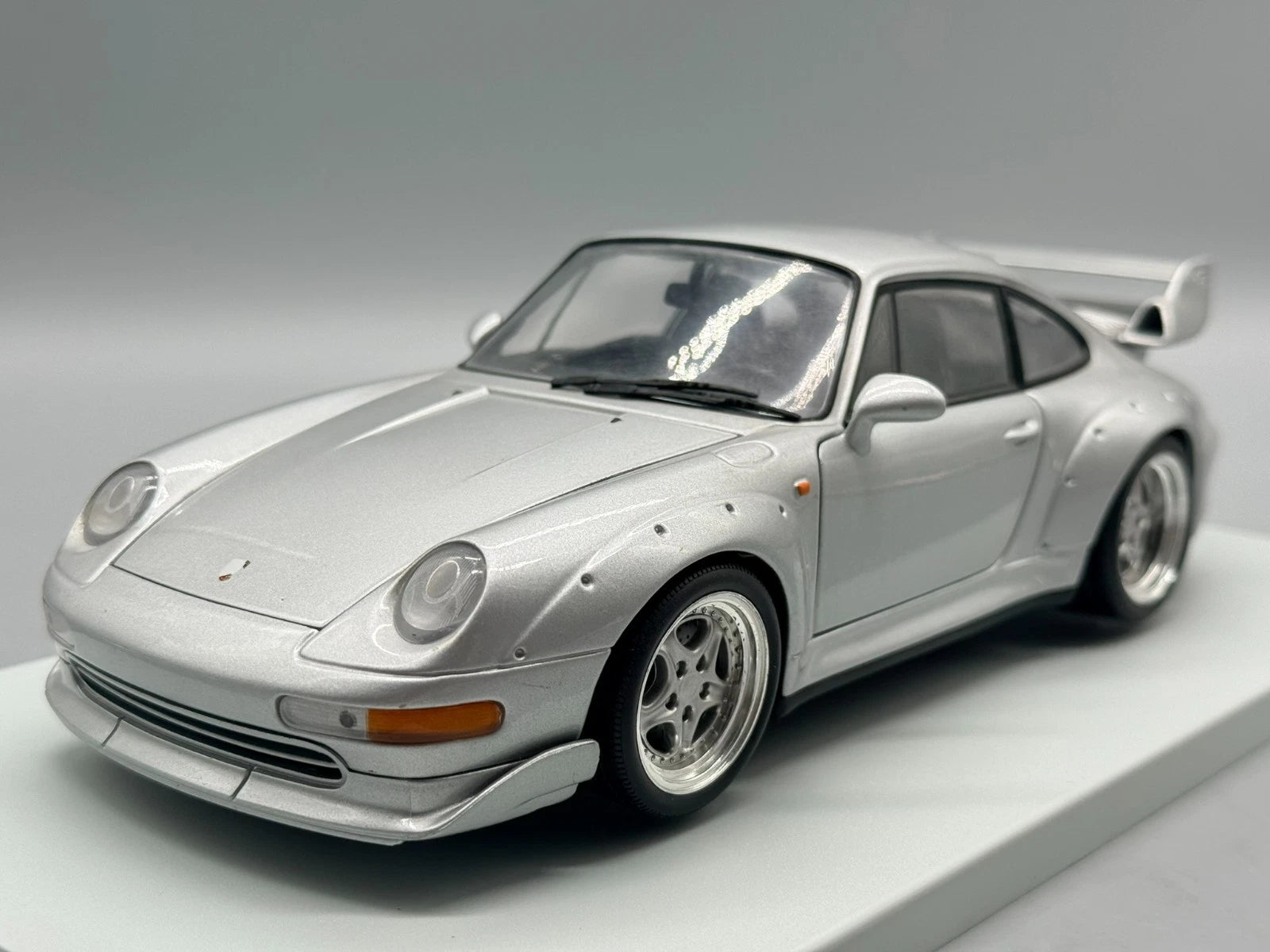 Modellautos 1:18 UT Models Porsche 911 GT2 Silber mit OVP