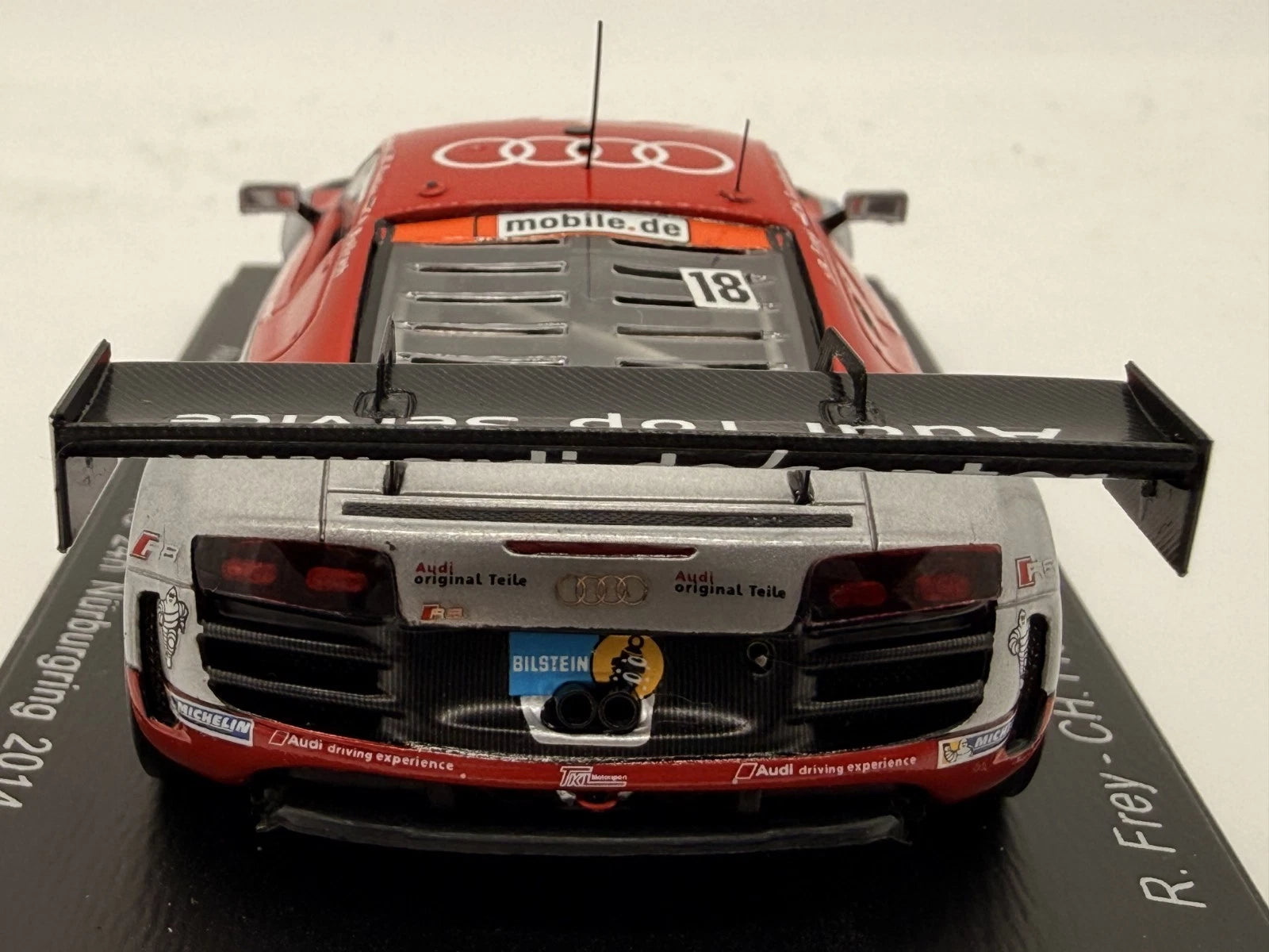 Modellautos 1:43 Spark Audi R8 LMS ultra 24h Nürburgring 2014 #18 in Vitrine