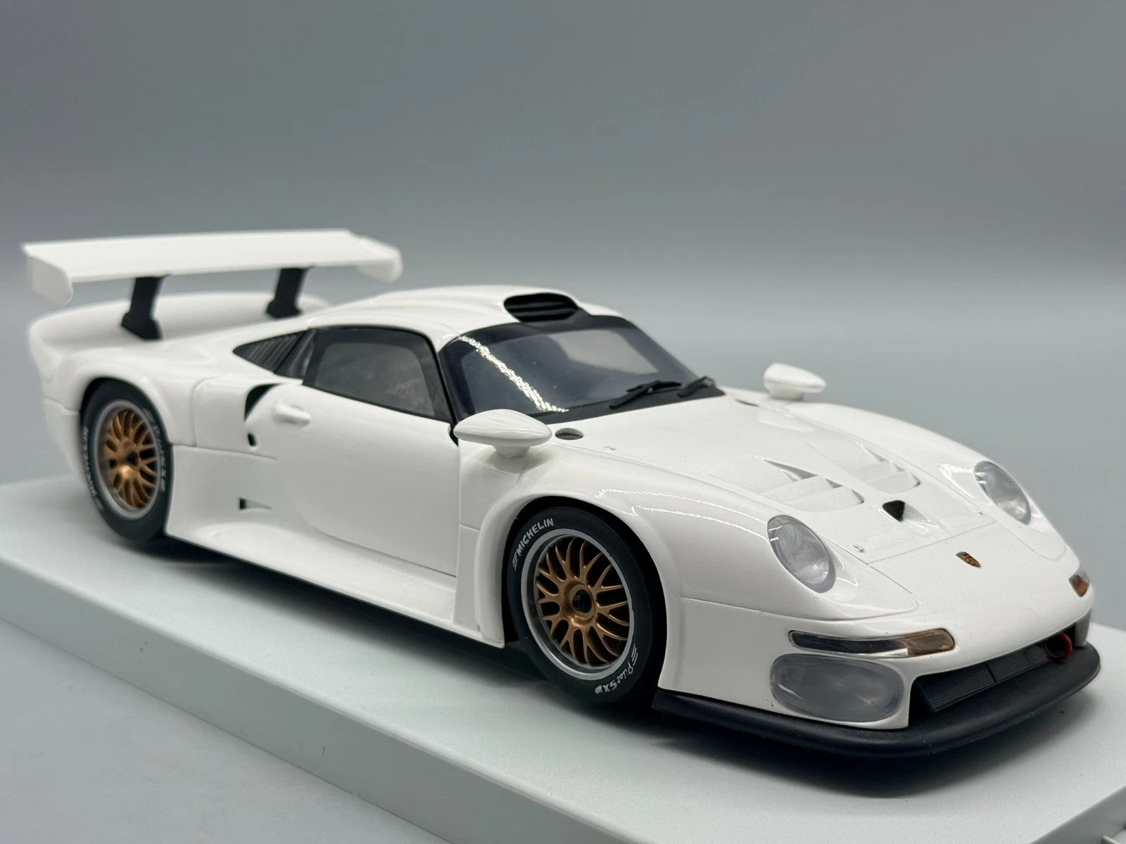 Modellautos 1:18 UT Models Porsche 911 GT1 Weiß mit OVP