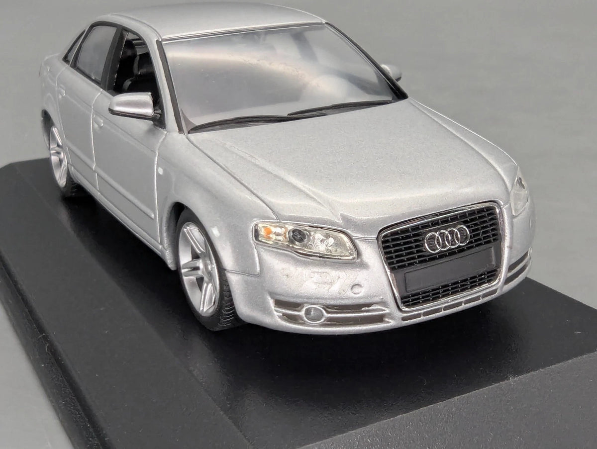 Modellautos 1:43 Minichamps Audi A4 B7 Avus Silber Metallic mit Dealer OVP
