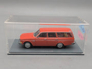 Modellautos 1:43 Neo Scale Models Volvo 145 Orange mit Hund mit Vitrine