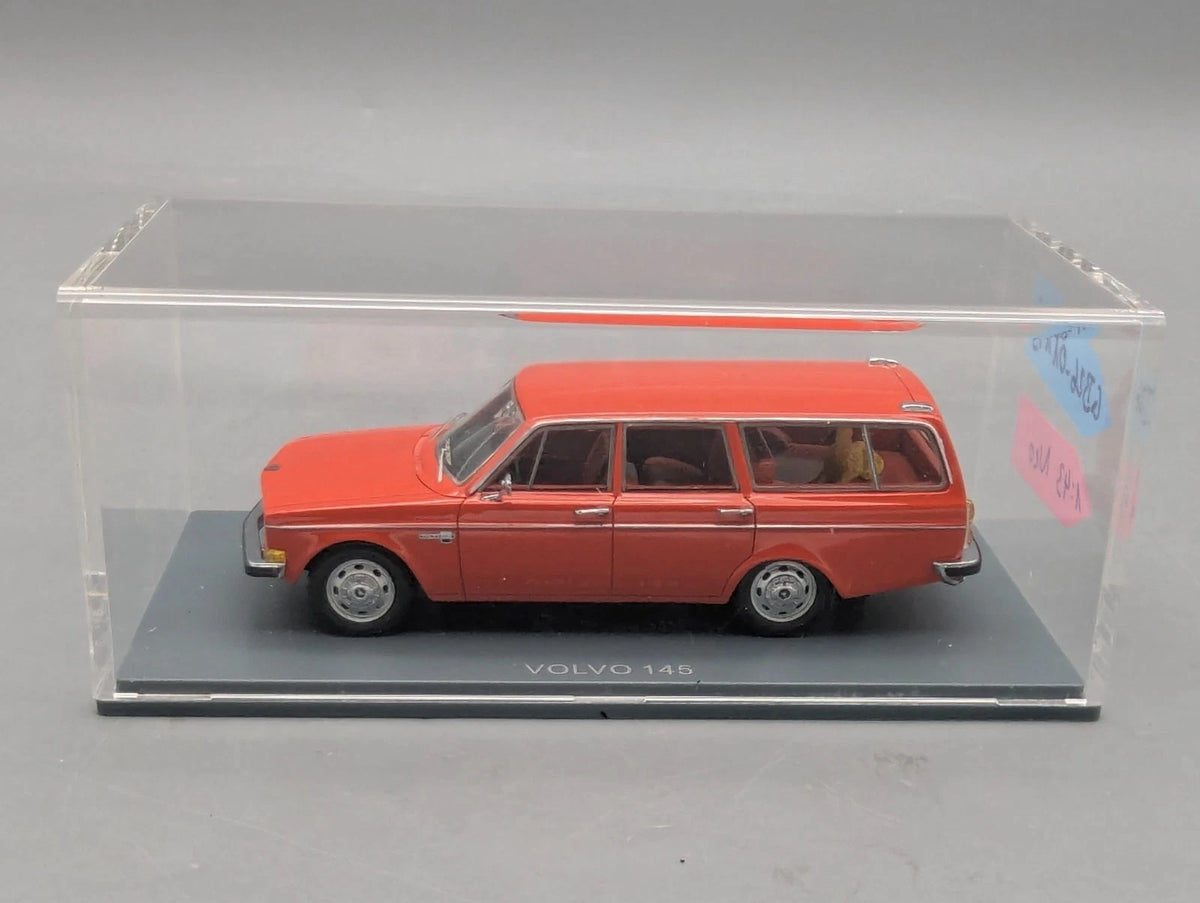 Modellautos 1:43 Neo Scale Models Volvo 145 Orange mit Hund mit Vitrine