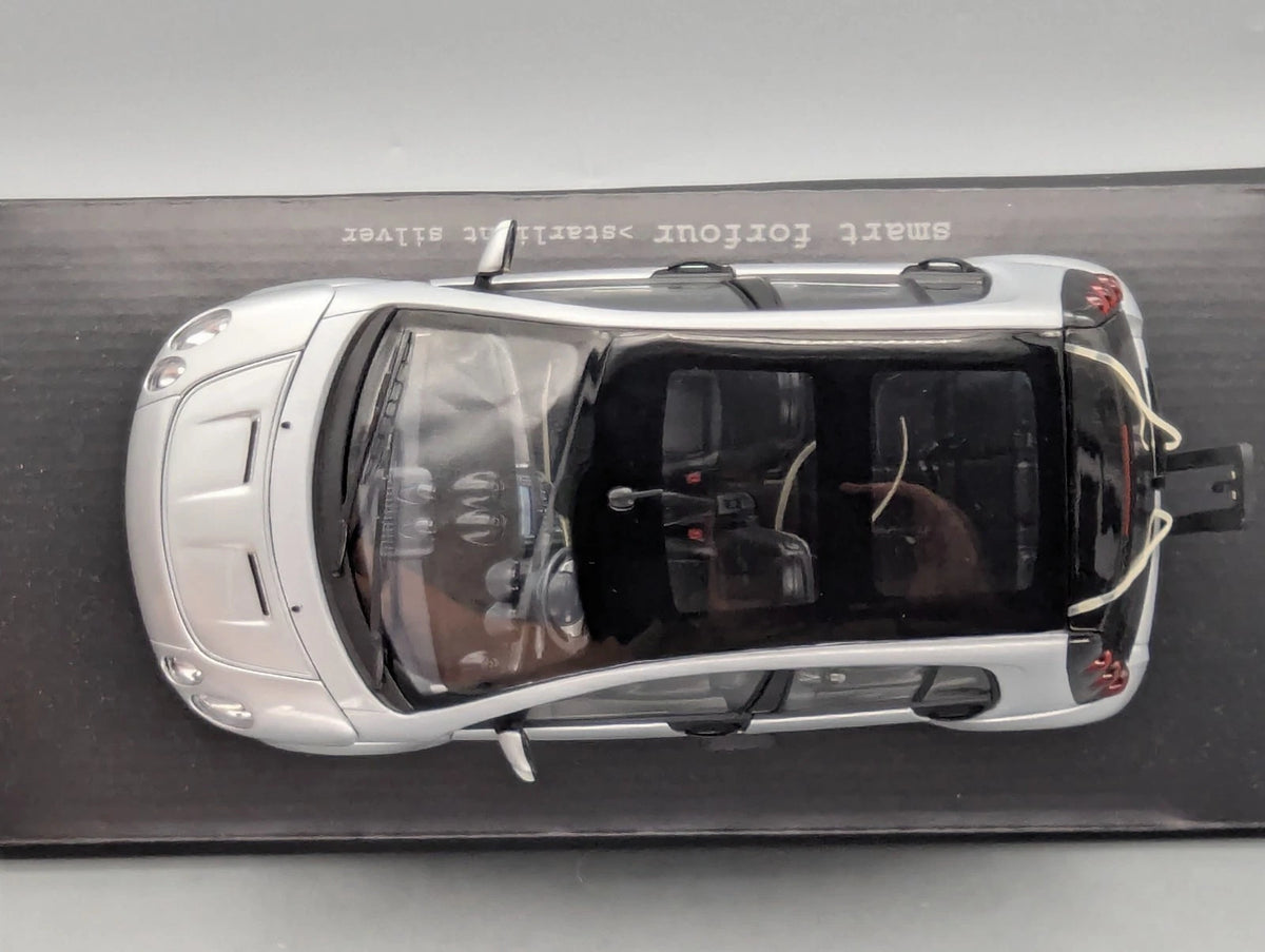 Modellautos 1:18 Kyosho Smart Forfour Starlight Silver mit Dealer OVP