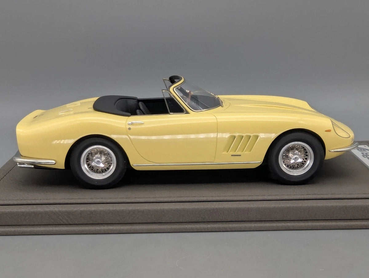 Modellautos 1:18 BBR Ferrari 275 GTS/4 Spider 01/54 Sun Yellow Vitrine und OVP