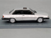 Modellautos 1:43 Neo Scale Models Volvo 780 Bertone Ltd 1/300 Vitrine