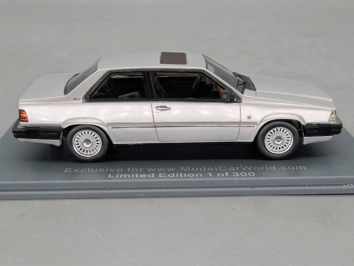 Modellautos 1:43 Neo Scale Models Volvo 780 Bertone Ltd 1/300 Vitrine