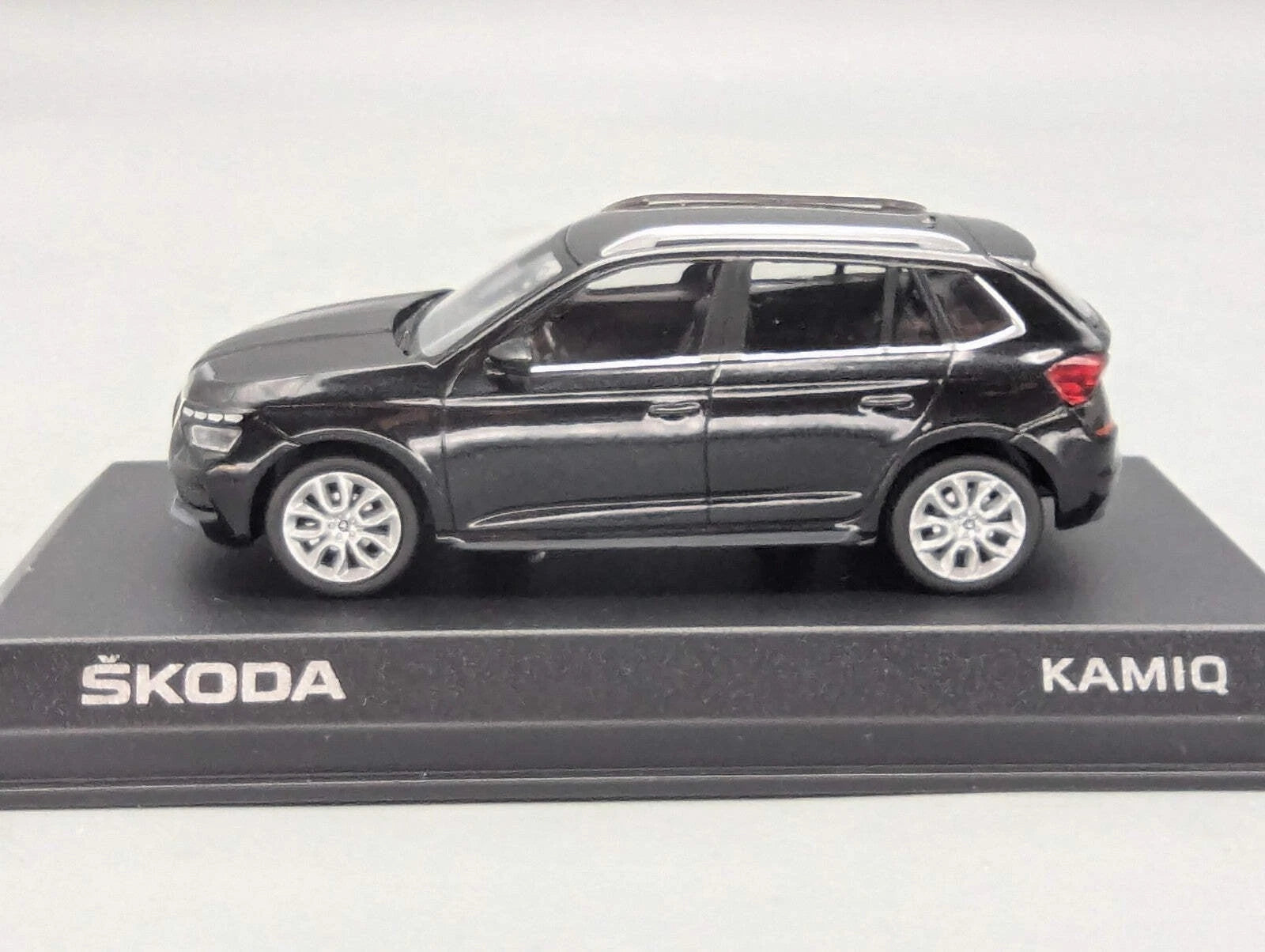 Modellautos 1:43 iScale Skoda Kamiq Schwarz mit Vitrine und OVP