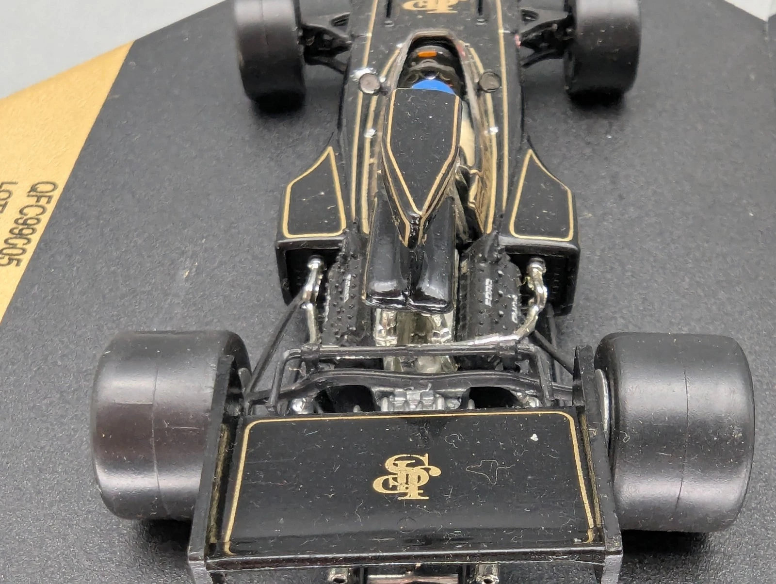 Modellautos 1:43 Quartzo Lotus 72E Schweden GP 1975 #5 R. Peterson mit Vitrine