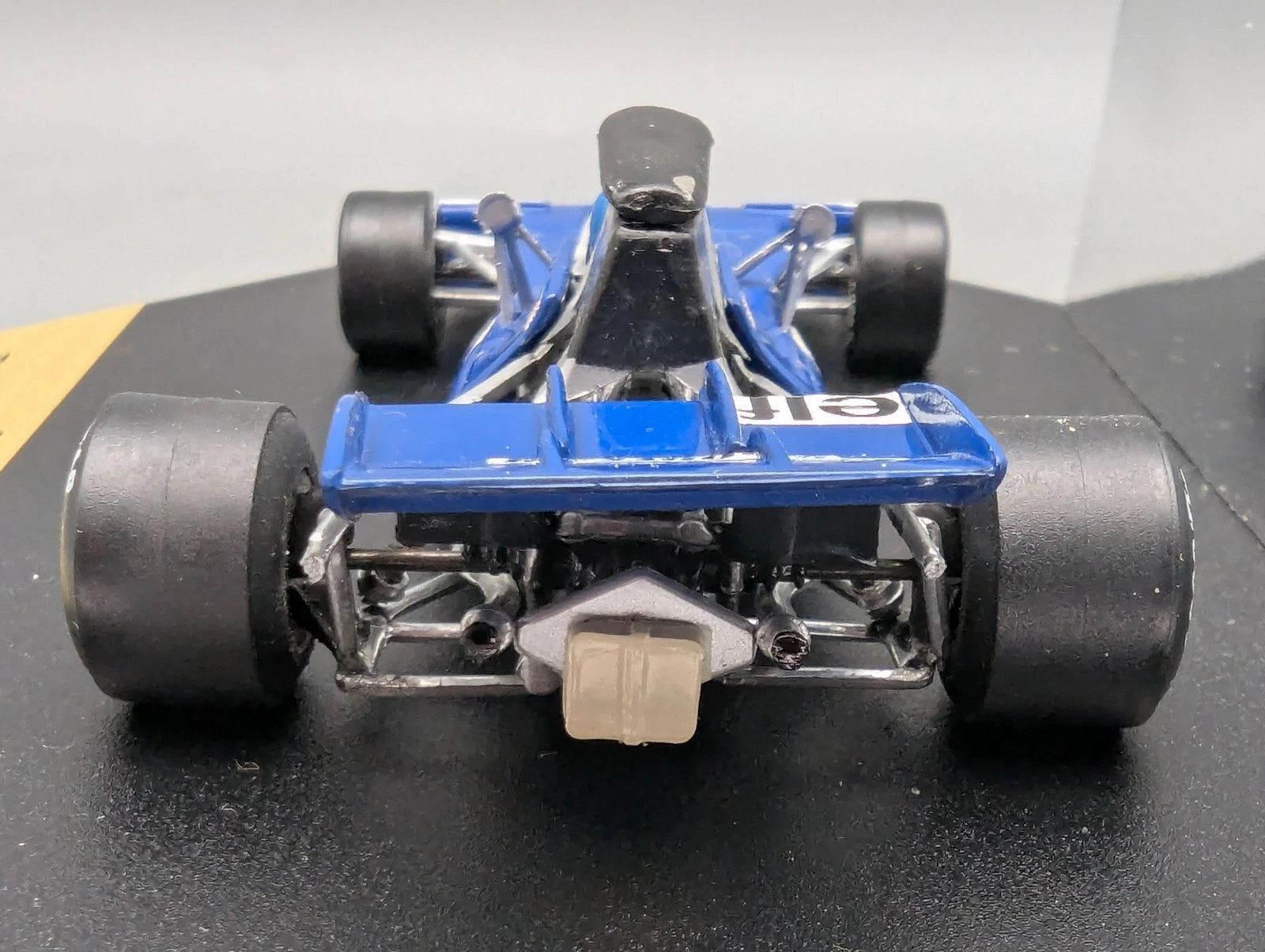 Modellautos 1:43 Quartzo Tyrrell 004 French GP 1972 #8 P. Depailler mit Vitrine