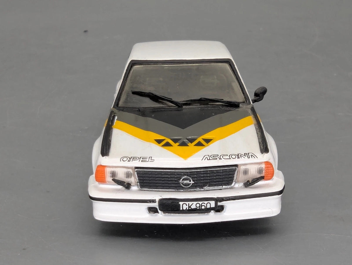 Modellautos 1:43 Vitesse Opel Ascona 400 mit Vitrine