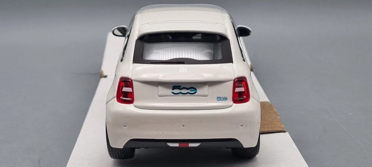 Modellautos 1:24 Bburago Fiat 500e weiß 2023 OVP