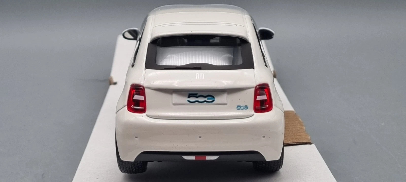 Modellautos 1:24 Bburago Fiat 500e weiß 2023 OVP