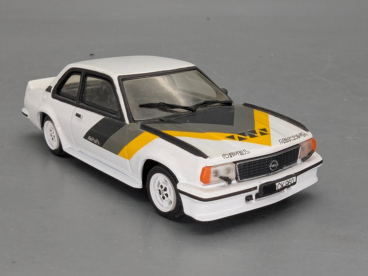 Modellautos 1:43 Vitesse Opel Ascona 400 mit Vitrine
