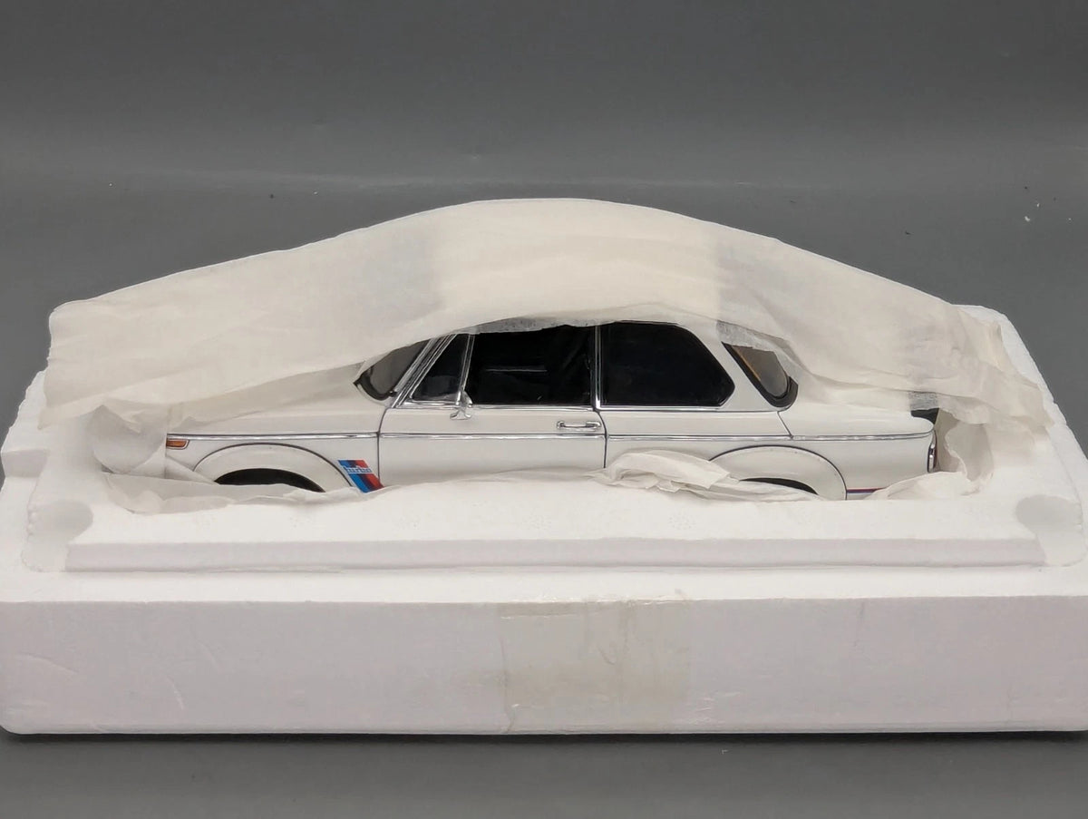 Modellautos 1:18 AUTOart Millenium 70501 BMW 2002 Turbo White mit OVP