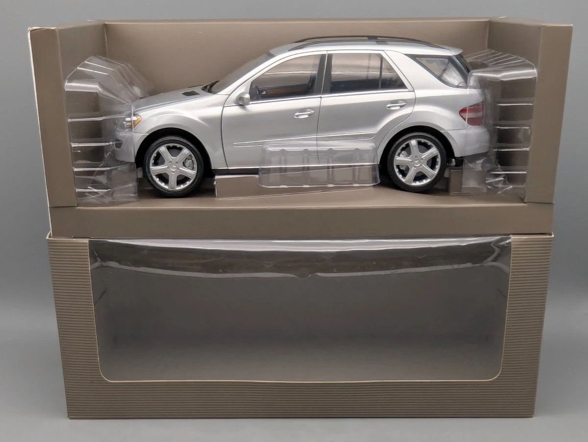 Modellautos 1:18 Minichamps Mercedes-Benz M-Klasse Iridium Silber mit Dealer OVP