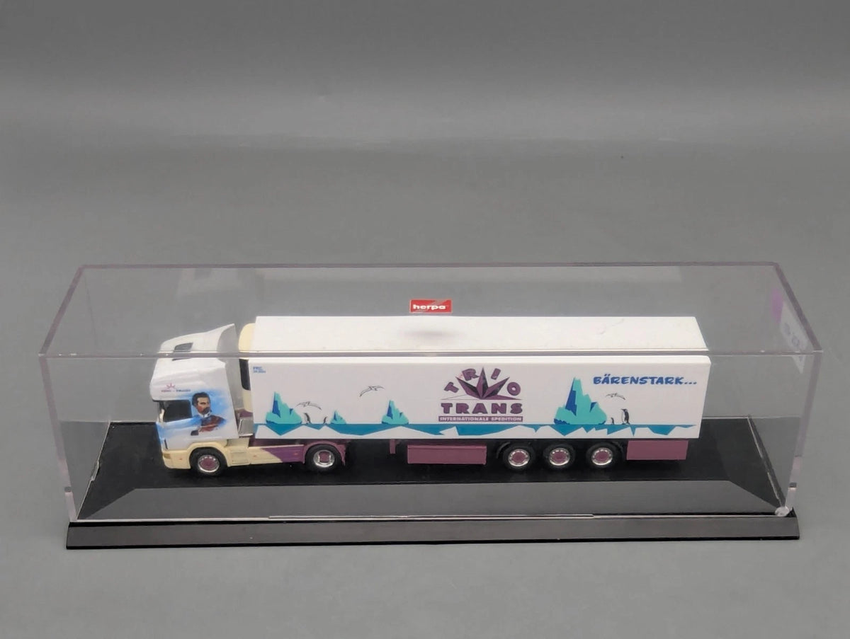 Lkw Modell 1:87 Herpa Scania Kühlkoffersattelzug Trio Trans mit Vitrine