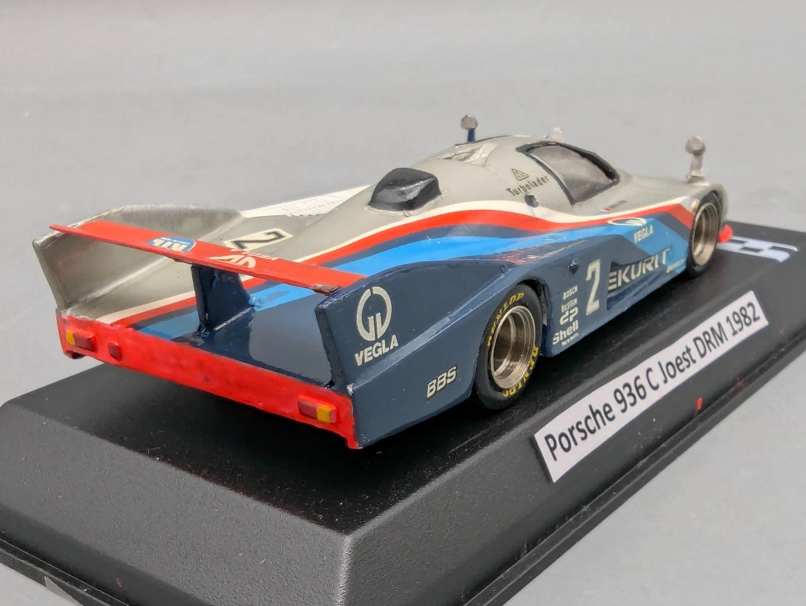 Modellautos 1:43 Mini Racing Porsche 936 C Team Joest WINNER DRM 1982 #2 Vitrine