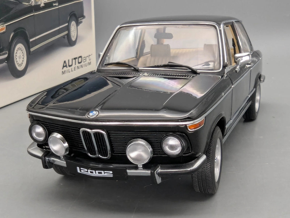 Modellautos 1:18 AUTOart Millenium 70503 BMW 2002 L Black mit OVP
