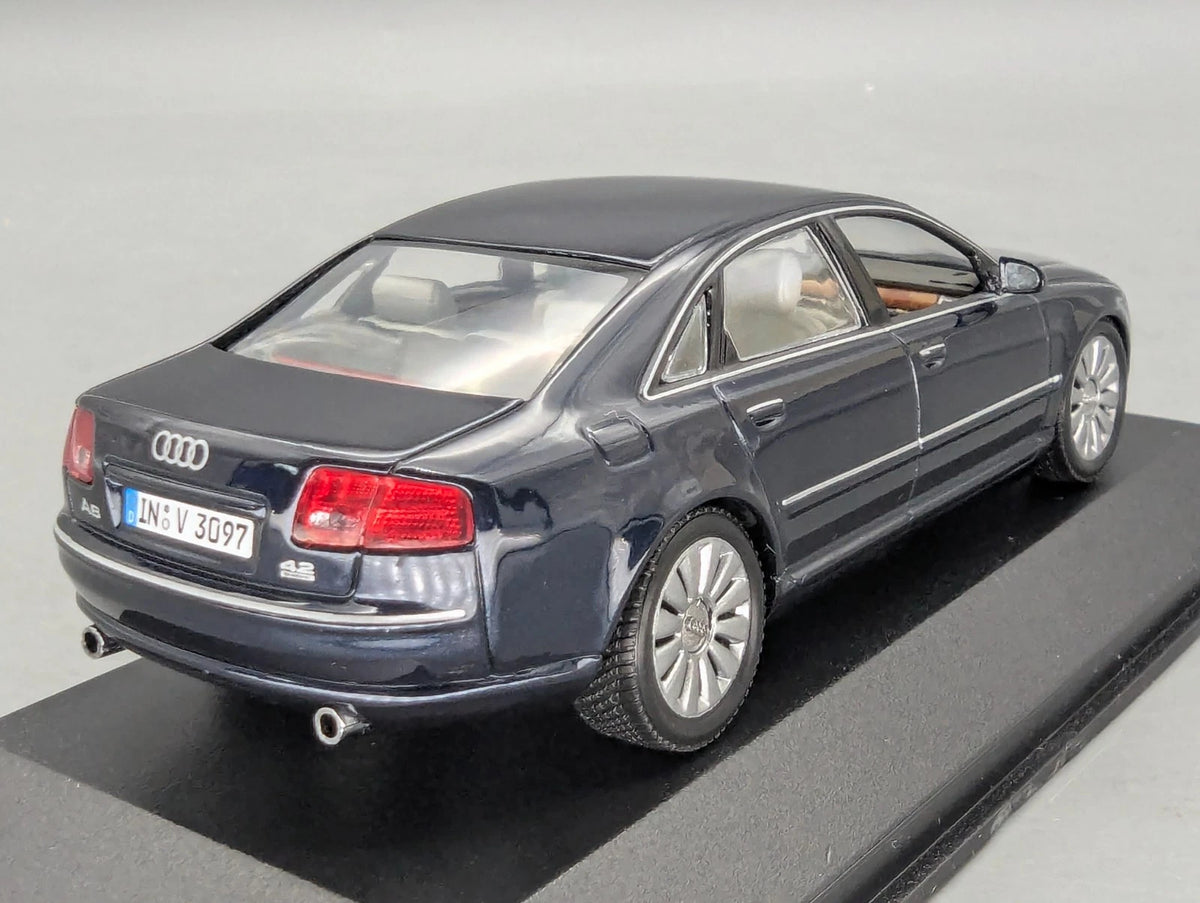 Modellautos 1:43 Minichamps Audi A8 Nachtblau mit Dealer OVP