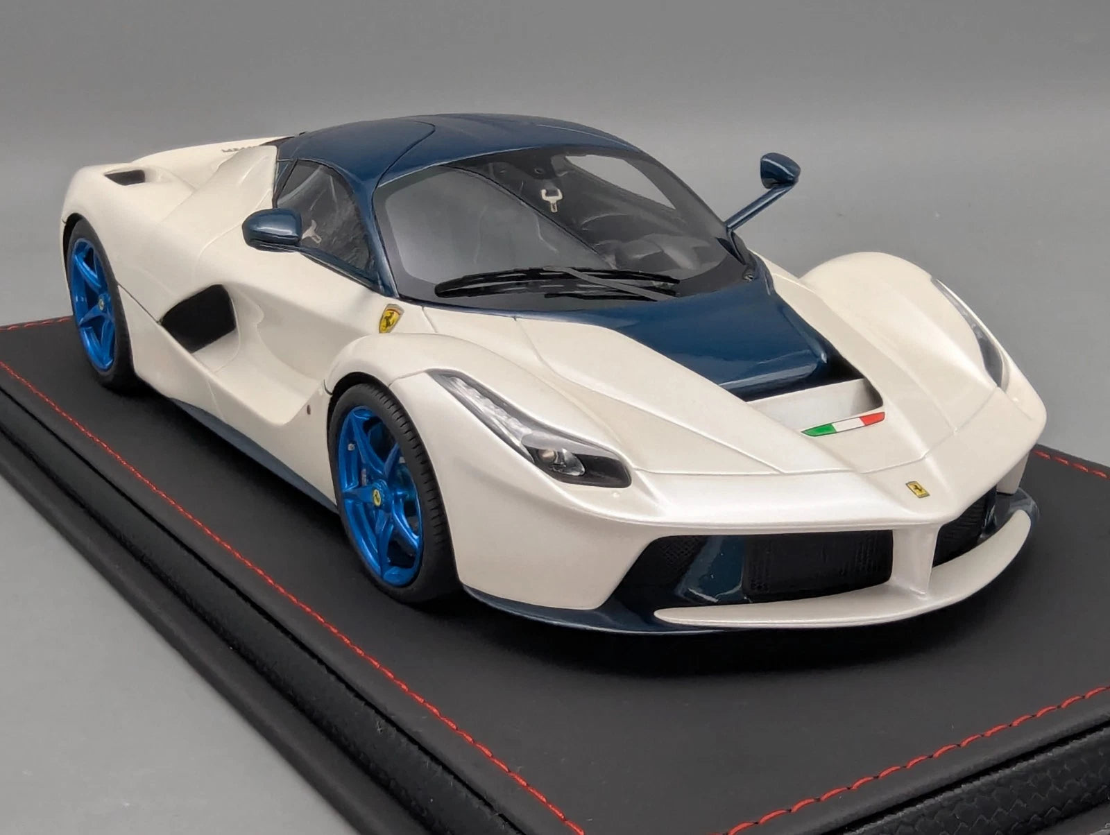 Modellautos 1:18 BBR Ferrari LaFerrari Italian White Ltd 12/20 mit Vitrine OVP