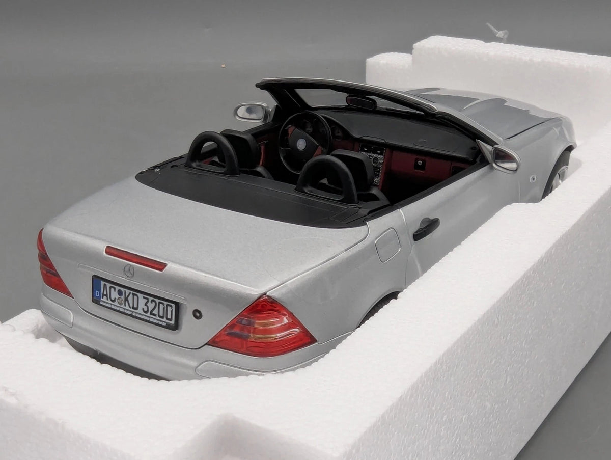 Modellautos 1:18 Norev Mercedes-Benz SLK 1996 Brillant Silver mit OVP