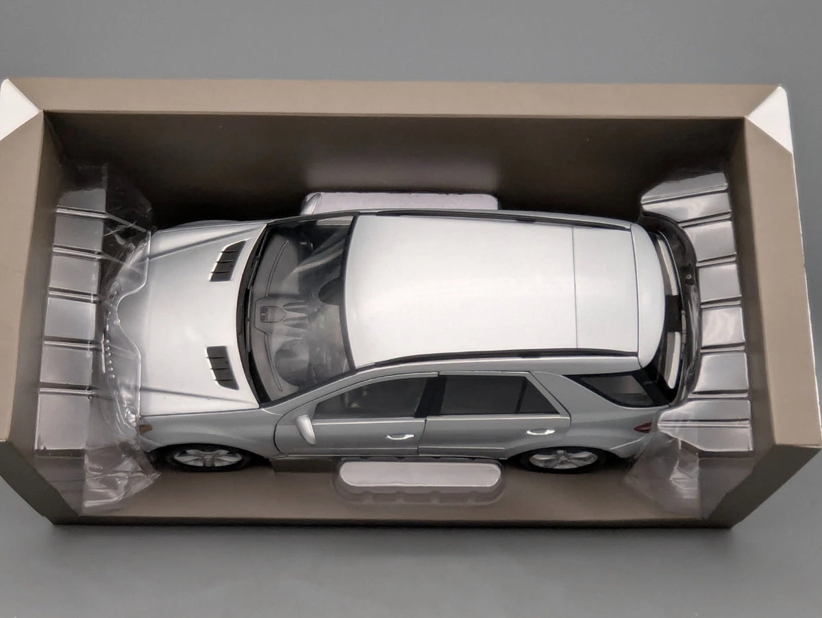 Modellautos 1:18 Minichamps Mercedes-Benz M-Klasse Iridium Silber mit Dealer OVP