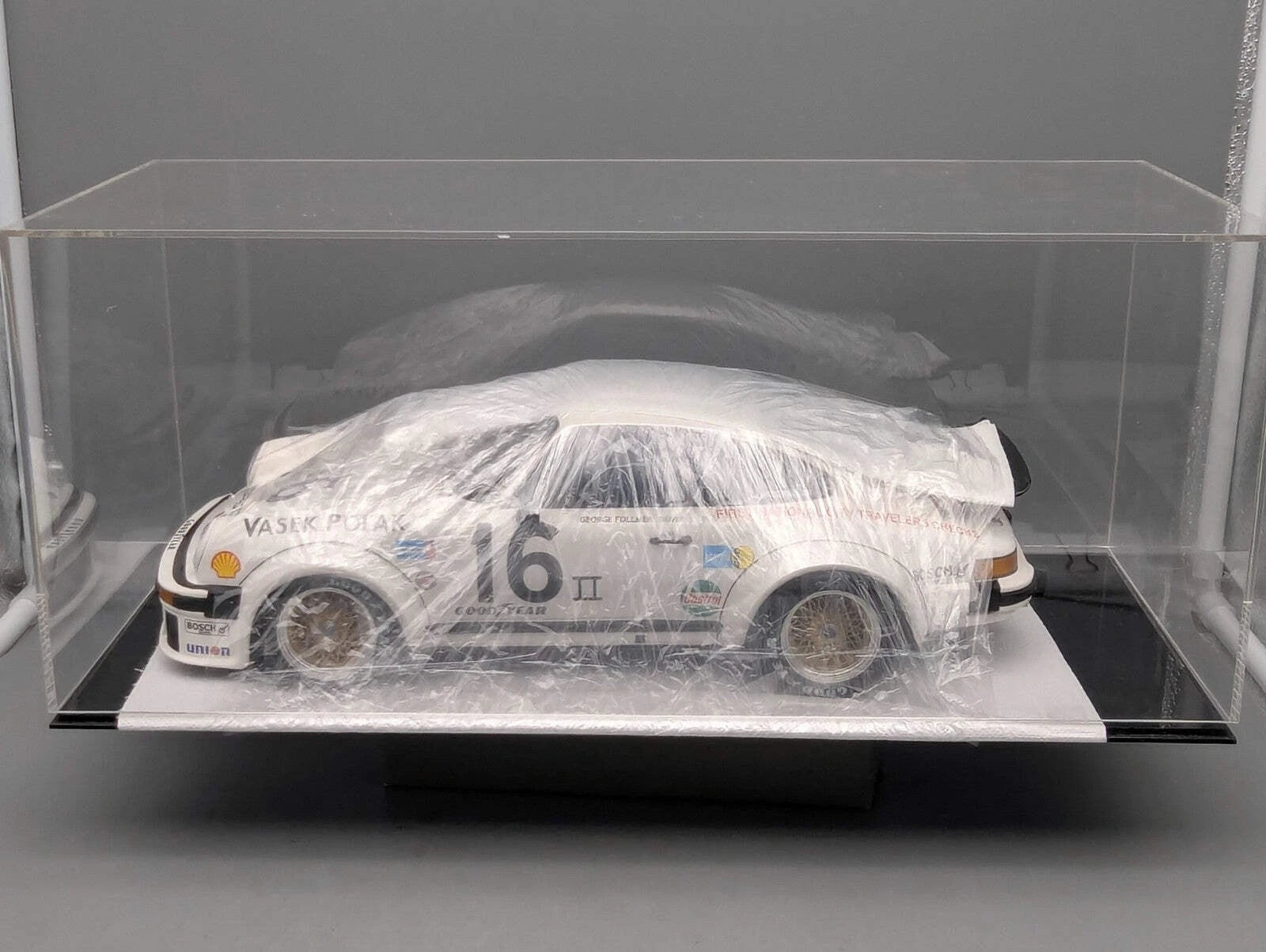 Modellautos 1:12 Minichamps Porsche 934 RSR Turbo WINNER 76 #16. Follmer Vitrine