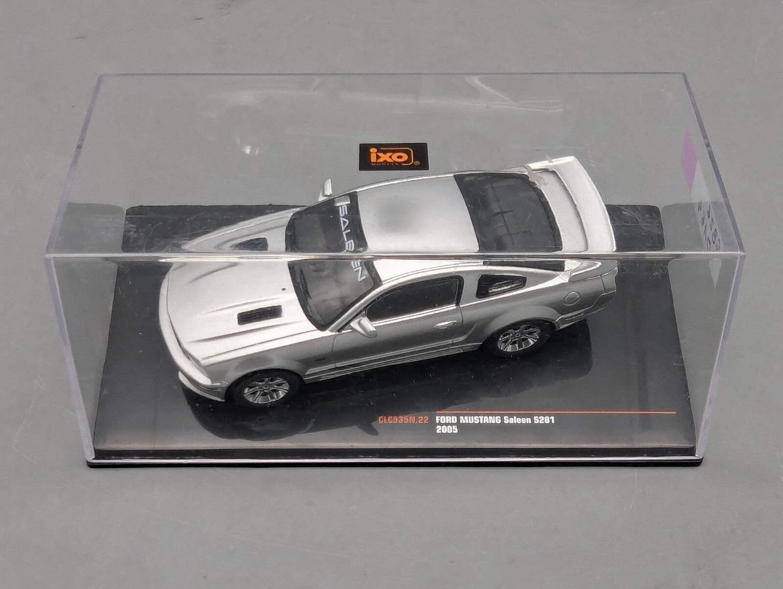 Modellautos 1:43 Ixo Ford Mustang Saleen S281 2005 mit Vitrine