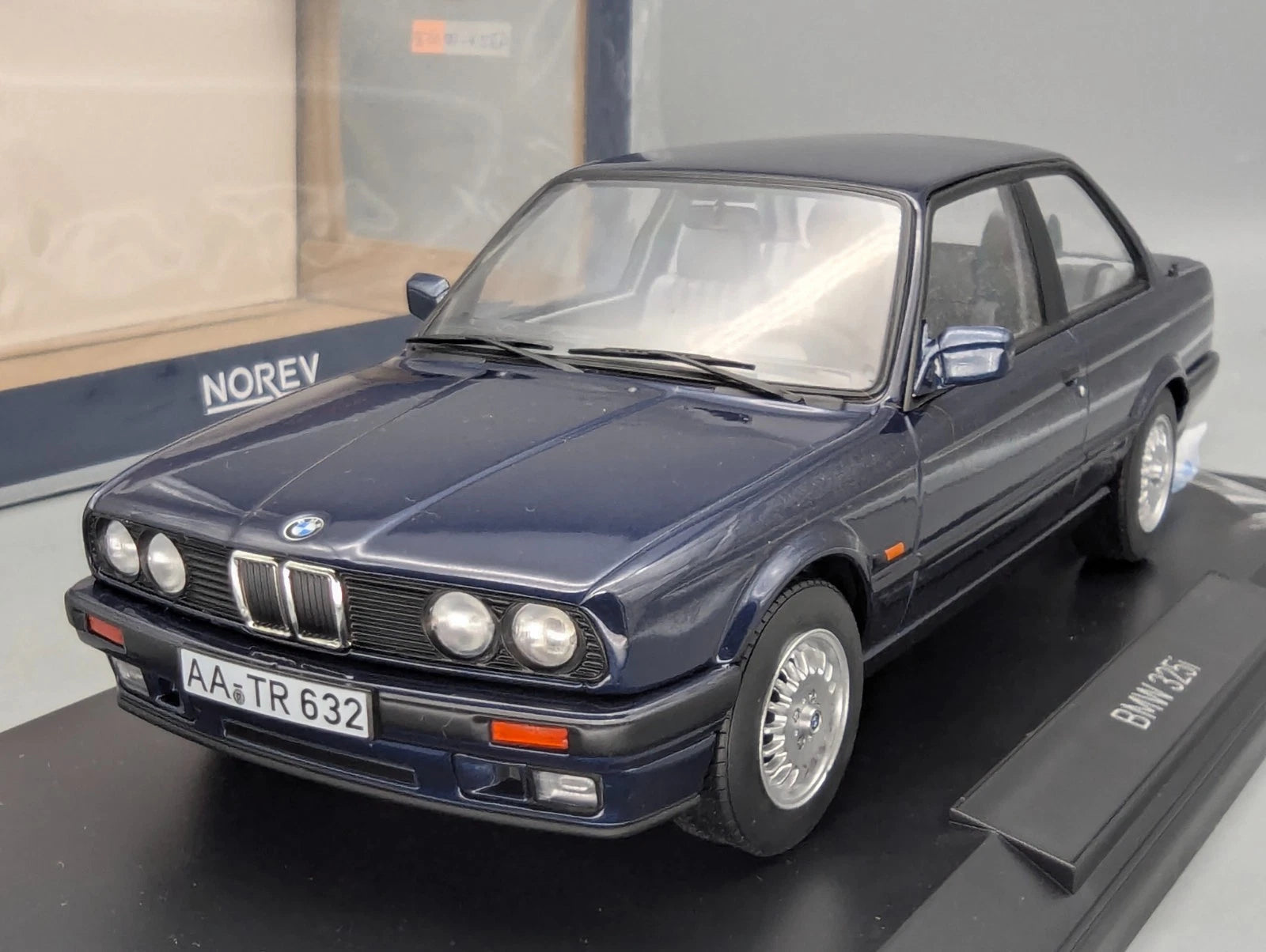 Modellautos 1:18 Norev BMW 325i 1988 Blue MetallicOVP